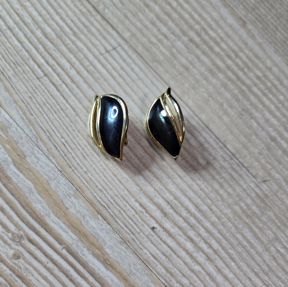 Vintage Gold‑Tone Black Enamel Leaf Clip‑On Earrings